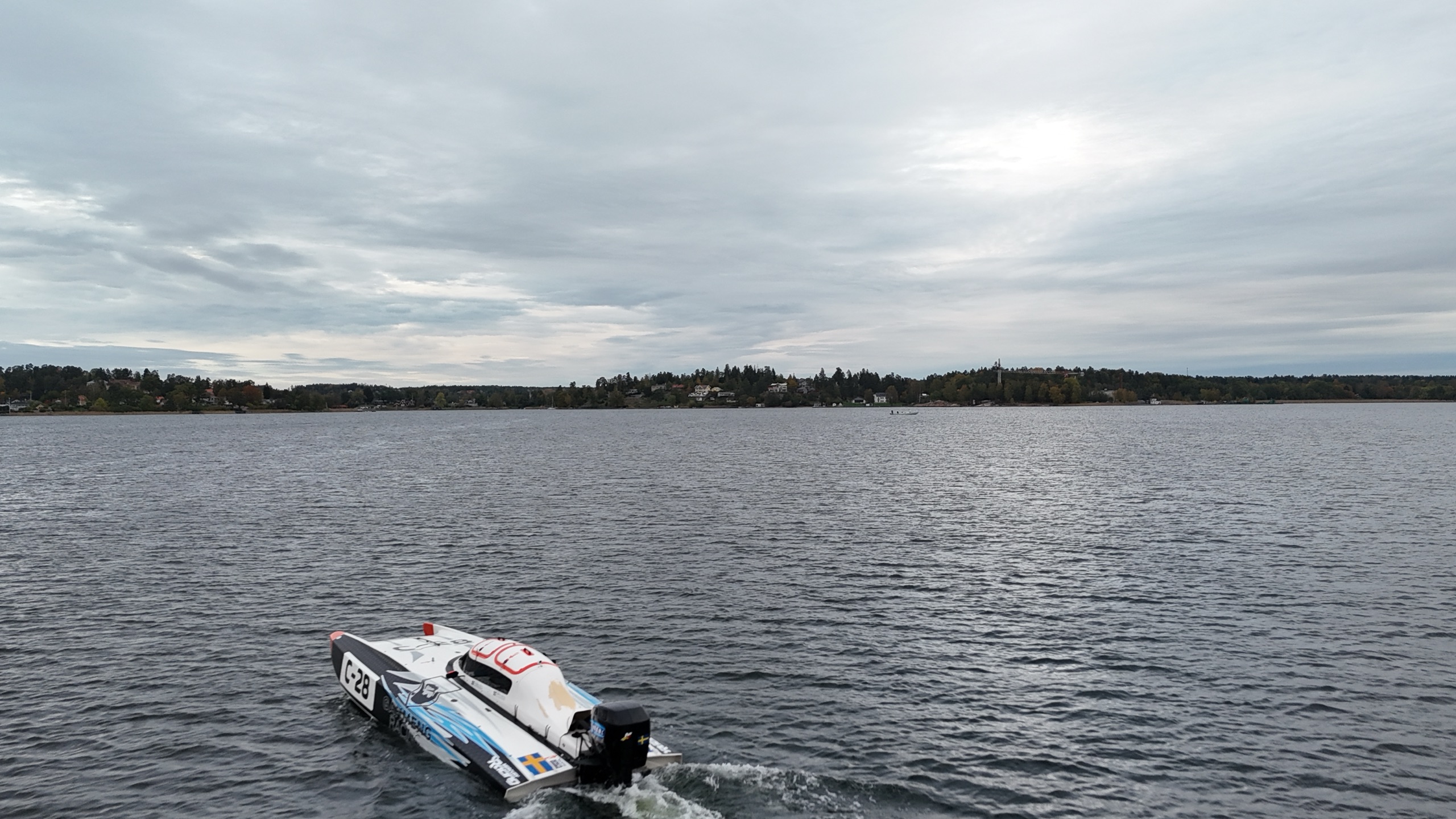 Flygbild över en racingbåt i Stockholms skärgård