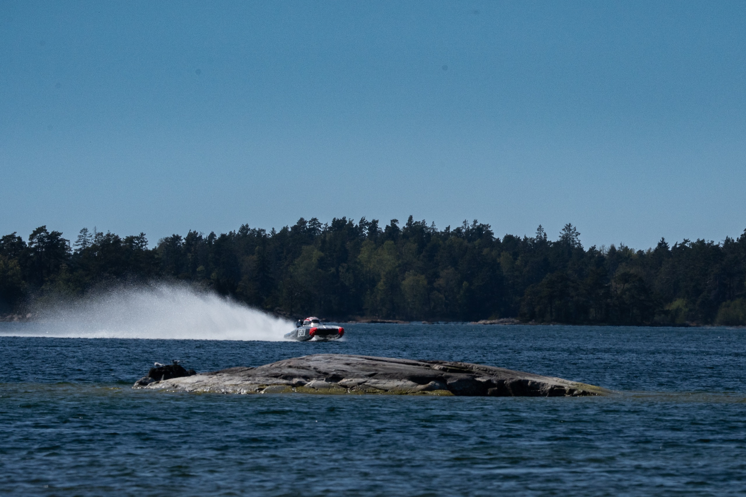 Racingbåt i full fart genom Stockholms skärgård