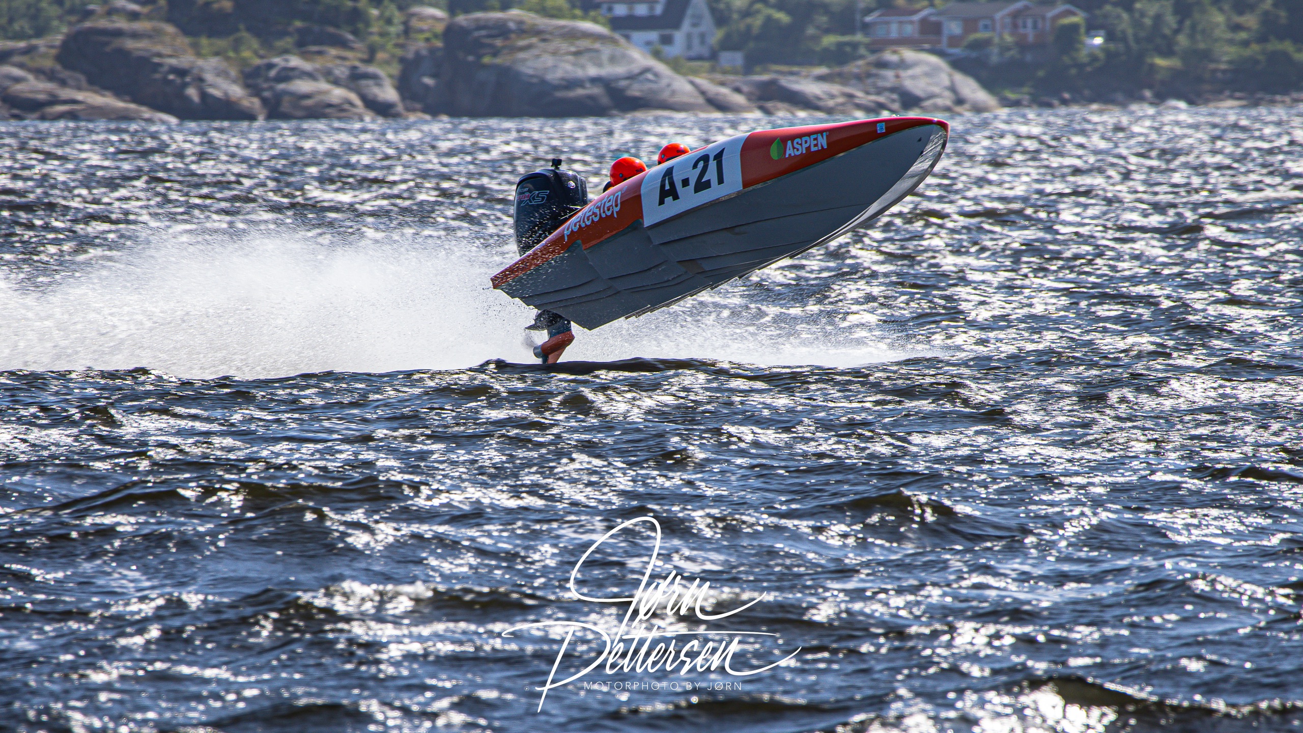 Offshore-racingbåt A-21 i luften under tävling